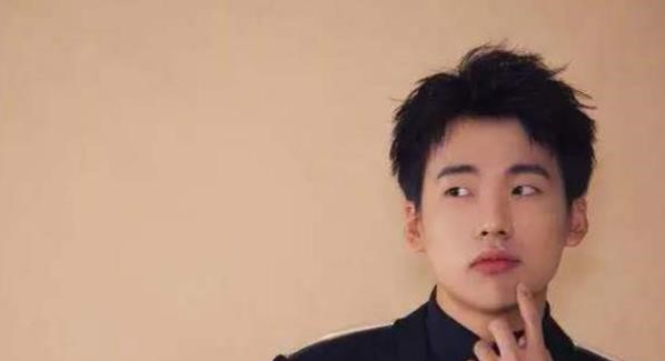 郭麒麟奇怪的消费观！残渣的饮料都要喝光，却