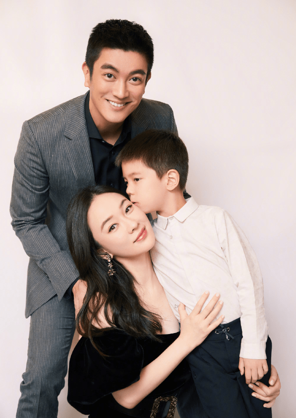 霍思燕夫妇穿情侣装约见好友，杜江化身“工具人”，嗯哼超粘爸爸