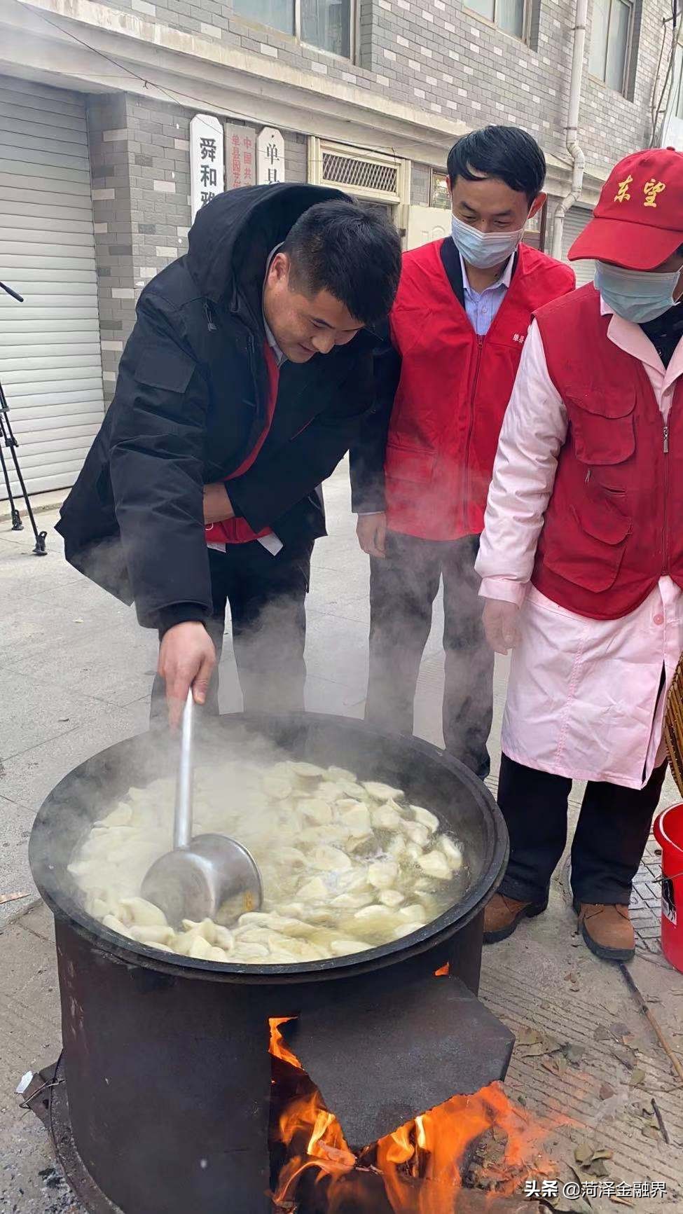 单县农商银行湖西支行开展孝善敬老饺子宴活动