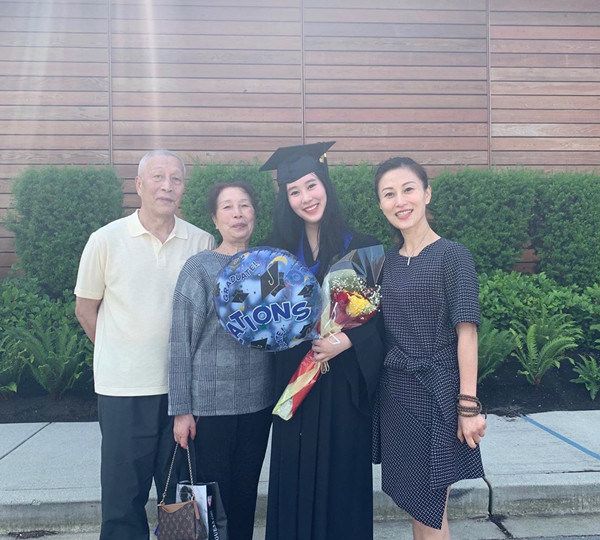 杨子18岁女儿晒毕业照比继母显老，生母陶虹罕见