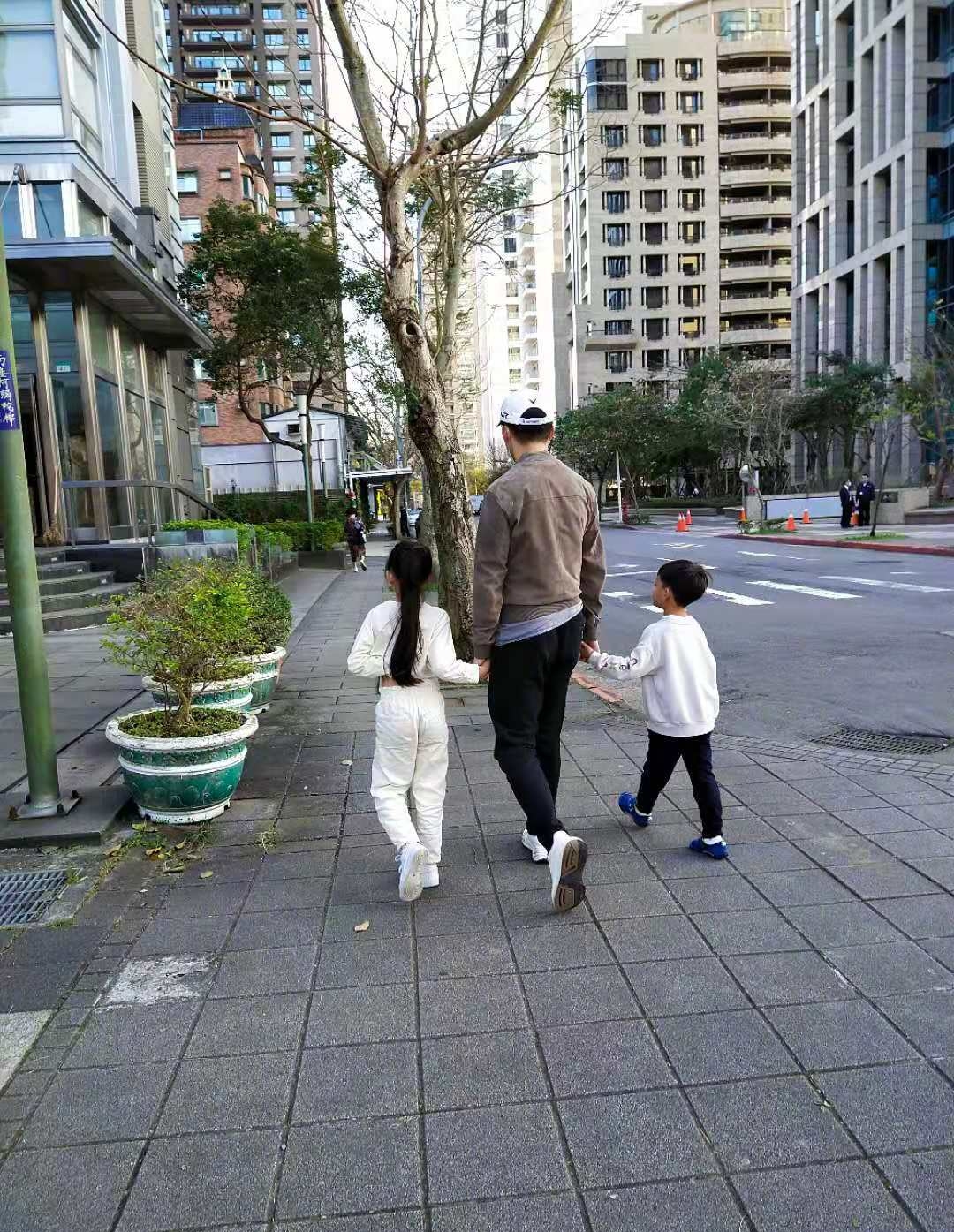 大s婆婆曬孫女演出視頻，小玥兒舞姿稚嫩，手持油紙傘變民國女孩