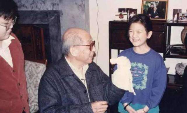 张学良晚年移民美国，生活富裕出手大方，只因