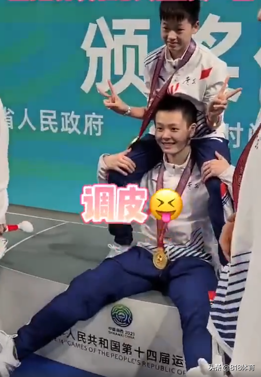 姐妹情深!全红婵闹脾气拿吉祥物抽陈艺文,师姐上演摸头杀一脸宠溺