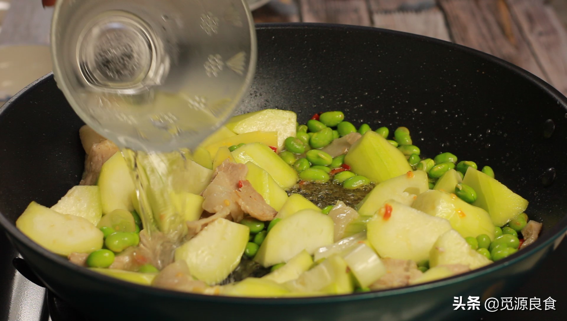 夏天没食欲，试试这样做，丝瓜毛豆一起烧，简单易做又下饭，真香