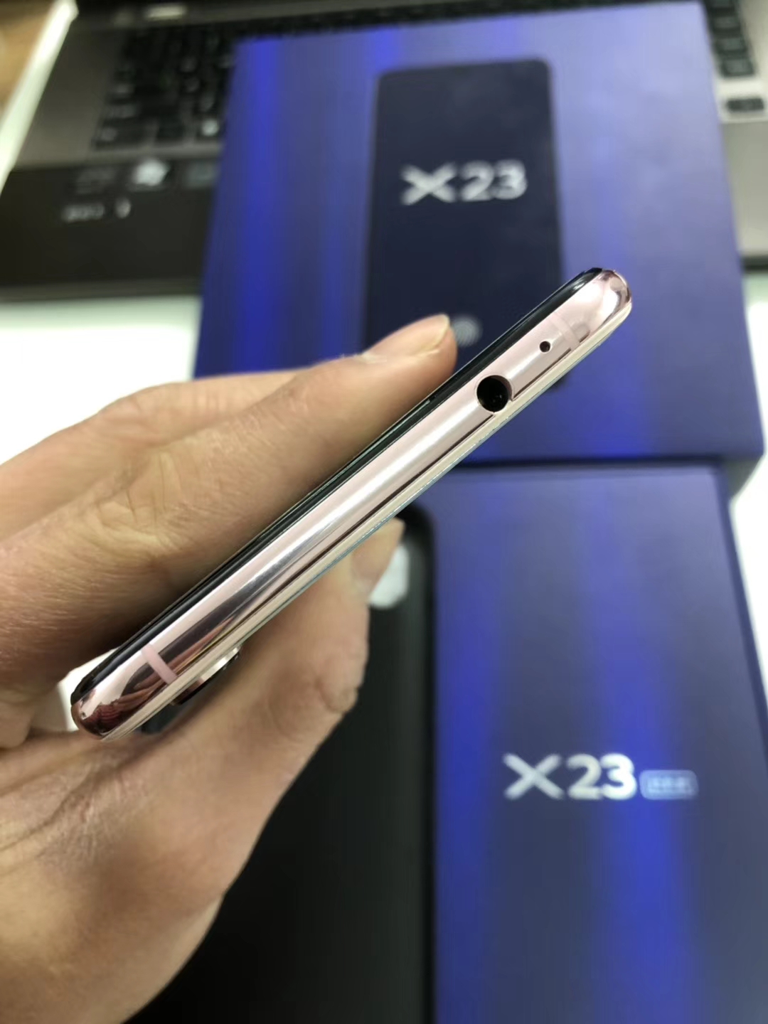 蔡徐坤代言！2388炫彩版vivo X23拆箱，配用上世纪AIE660CPU？