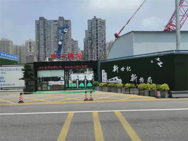 武漢工地“美如畫”新型集成式綠籬圍擋功不可沒