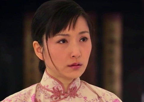 她名声不输赵雅芝，被称为“台湾第一美女”，