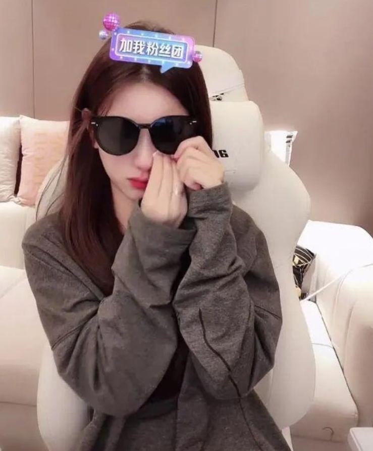 孙一宁借生日直播，不料网络太卡美颜滤镜失效，真实颜值差距大