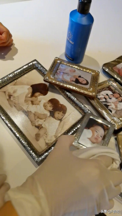 黎姿罕見曬3位女兒嬰兒時的正面照細心清潔一家五口的幸福相片