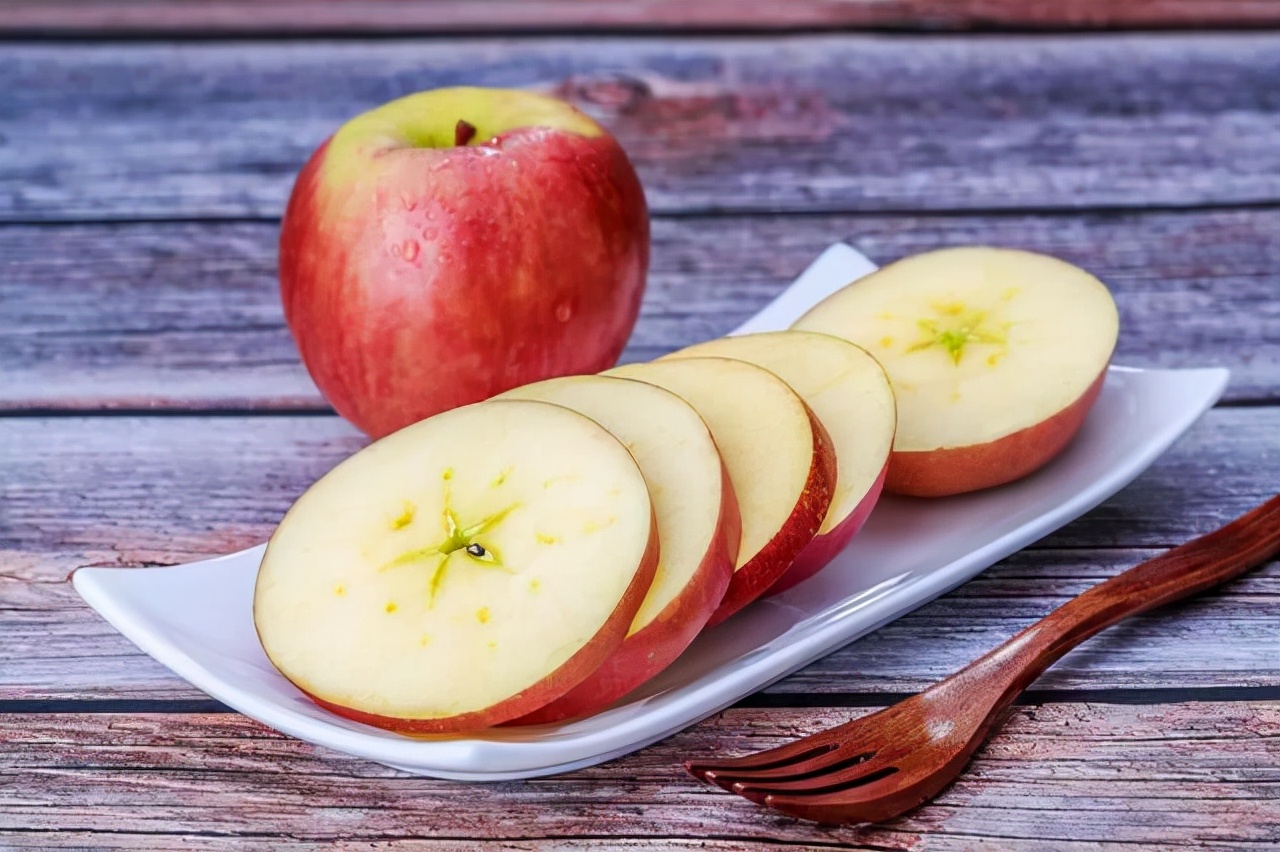 一天吃一个苹果养胃，胃病会好转吗？不妨听听医生怎么说