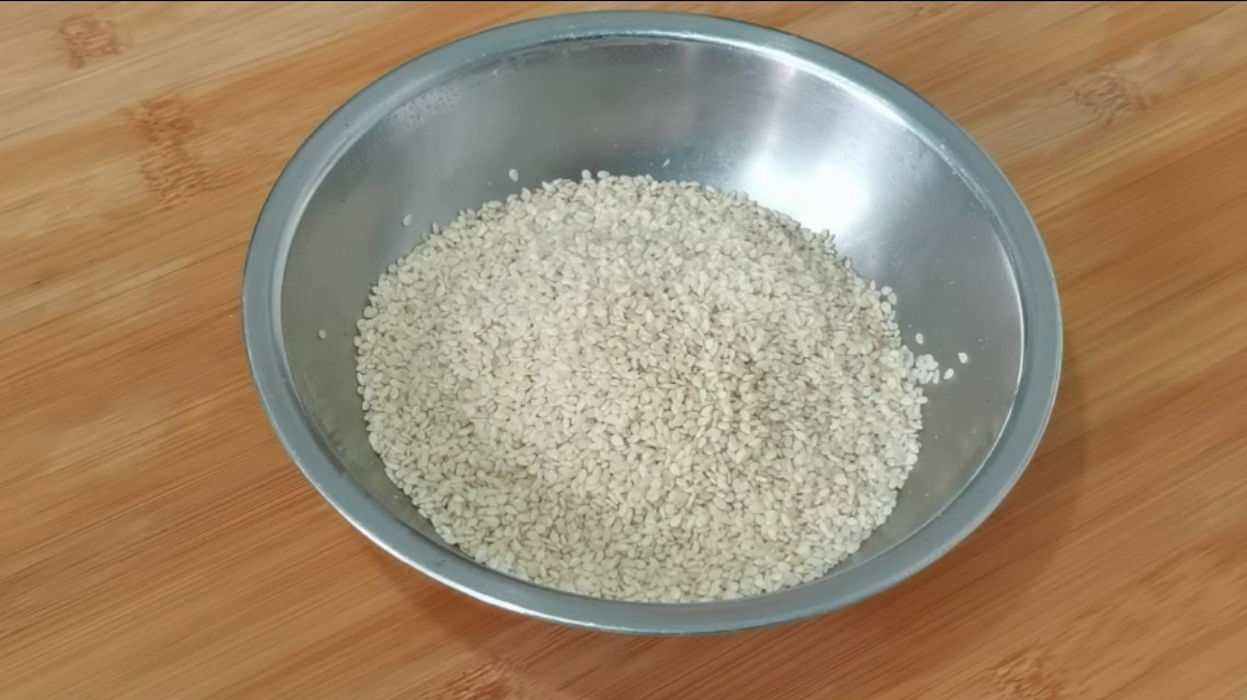 芝麻酥饼在家简单做，外酥里软又香甜，不用烤箱也可以酥得掉渣