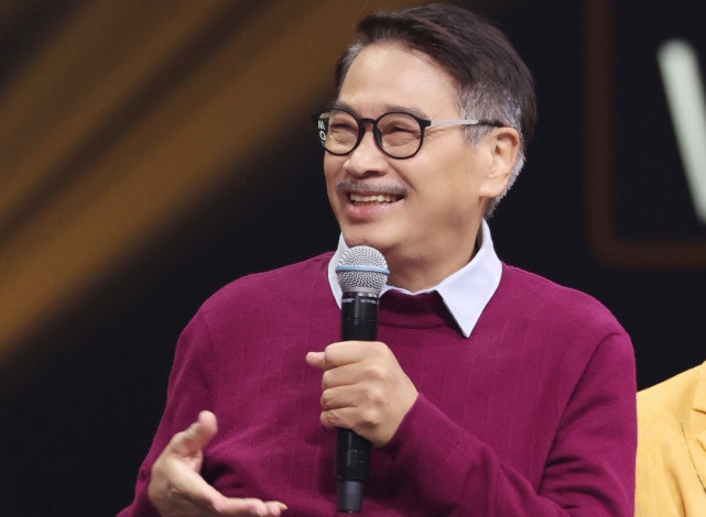 洪天明晒祖孙三代合影，69岁洪金宝罕见亮相气色佳