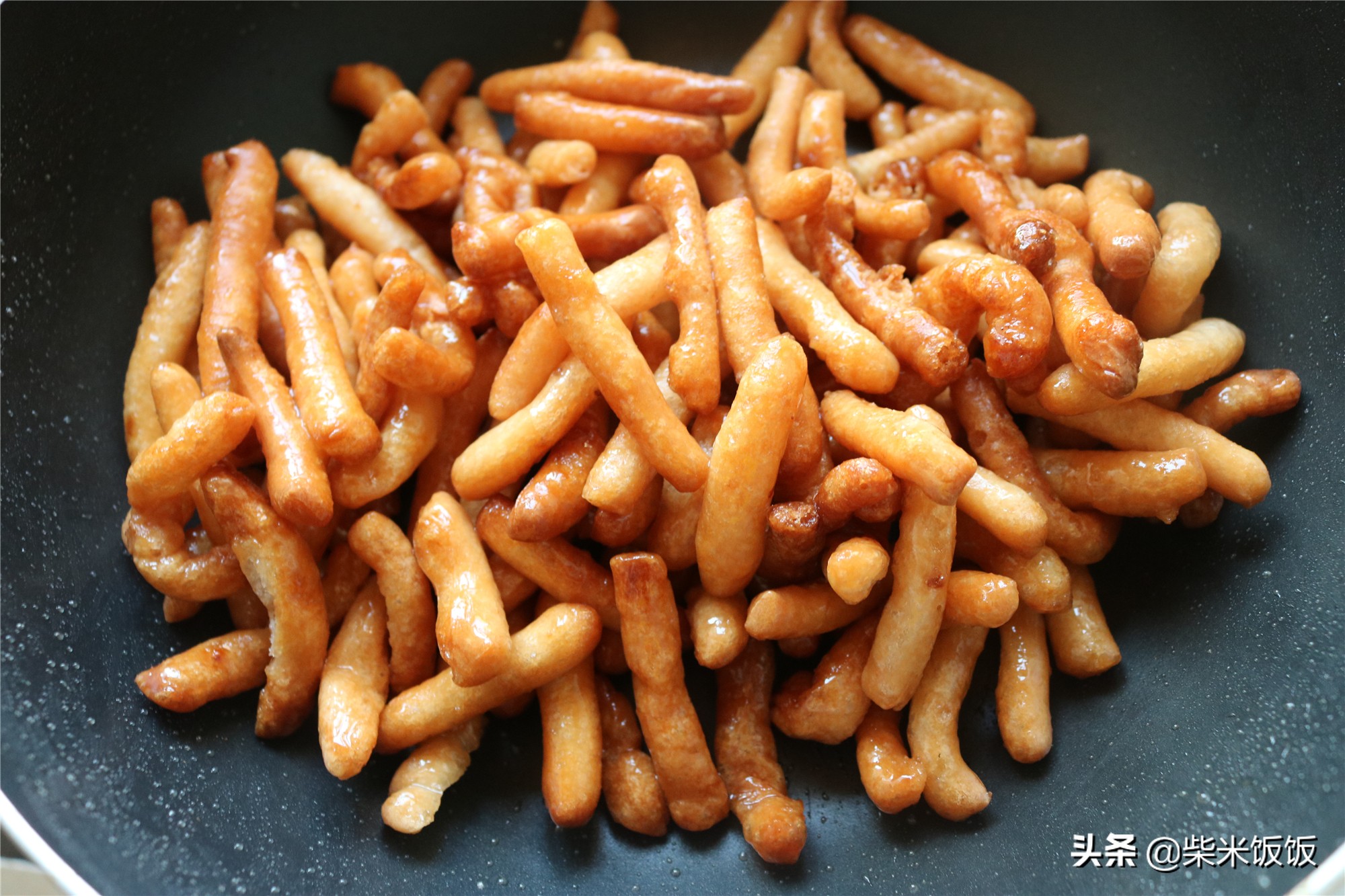 一碗糯米粉，一碗糖水，做80后小时候的零食，香甜酥脆真好吃