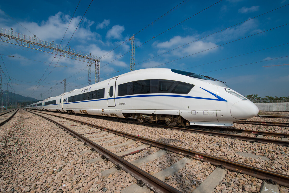 半年血亏955亿，为什么中国高铁越亏越建，美国