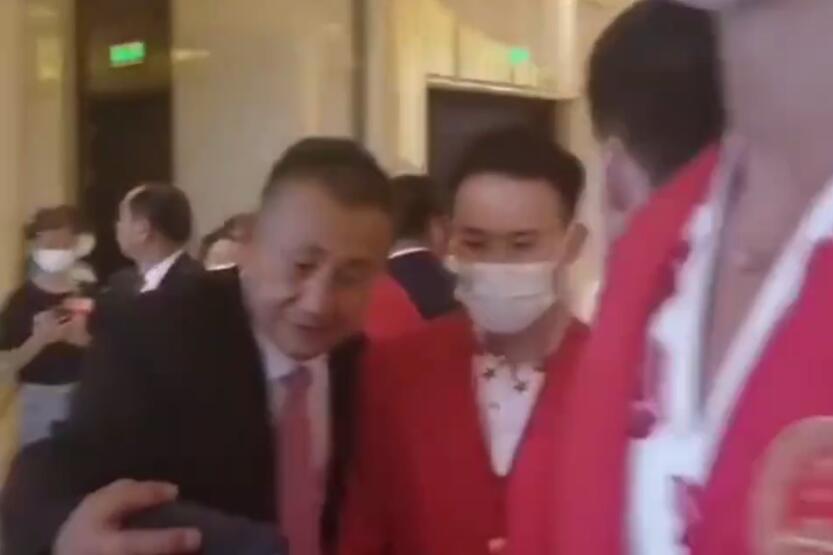 暖心！谢思埸全程保护全红婵：变身保镖+摄影师！网友：好贴心