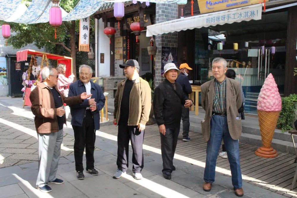 关爱老人游古镇,重阳佳节送温暖