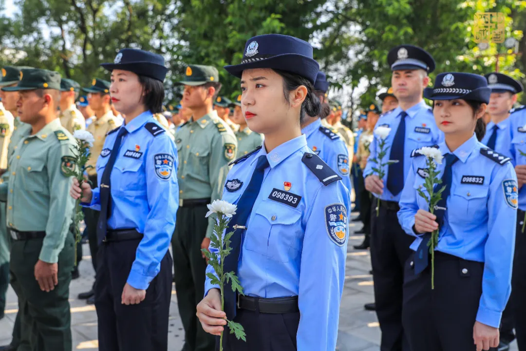 缅怀先烈丨泸州隆重举行向烈士敬献花篮仪式