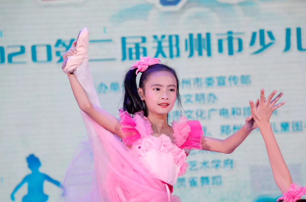 美轮美奂!可爱的小精灵们舞蹈比赛堪比演出现场,快来看看吧