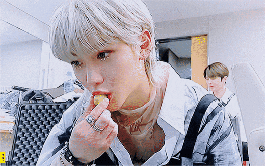 夸张的造型消化得非常好的男团爱豆