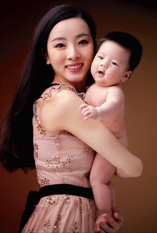 不当央视一姐，也没嫁给老头！李思思被80后老公