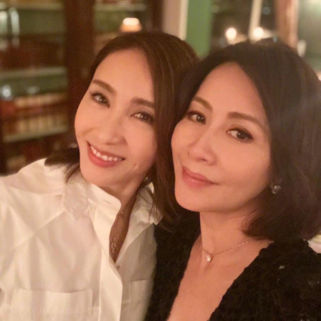 劉嘉玲曬生日照，陳奕迅女兒陳康堤現身，穿露肩裝亭亭玉立氣質佳