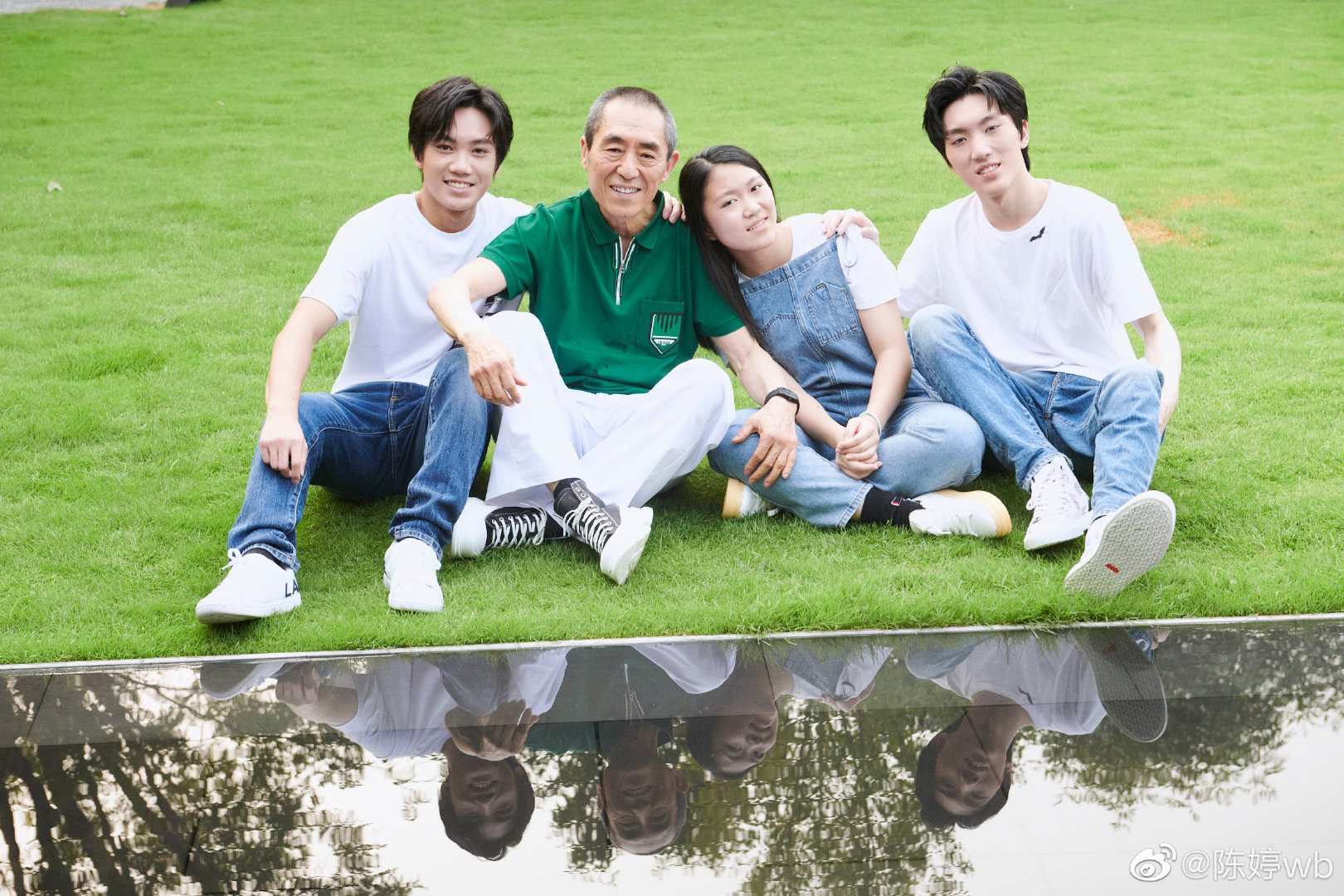 张艺谋妻子陈婷晒全家福，一家五口幸福洋溢，三个子女都是高颜值