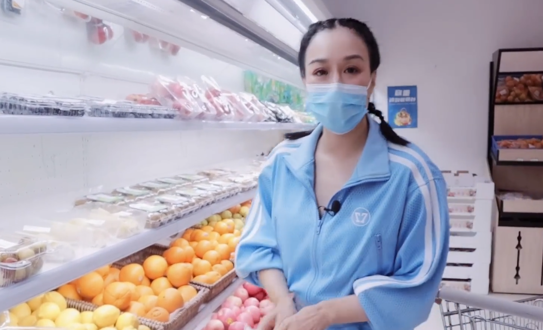 钟丽缇逛超市太豪迈！商品堆满整个购物车，穿超短裤露修长美腿