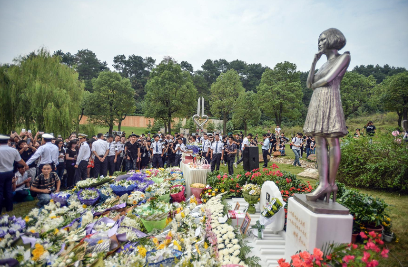 拜访姚贝娜墓地：鲜花不断祭拜者络绎不绝，一尊少女铜像惹人怜惜