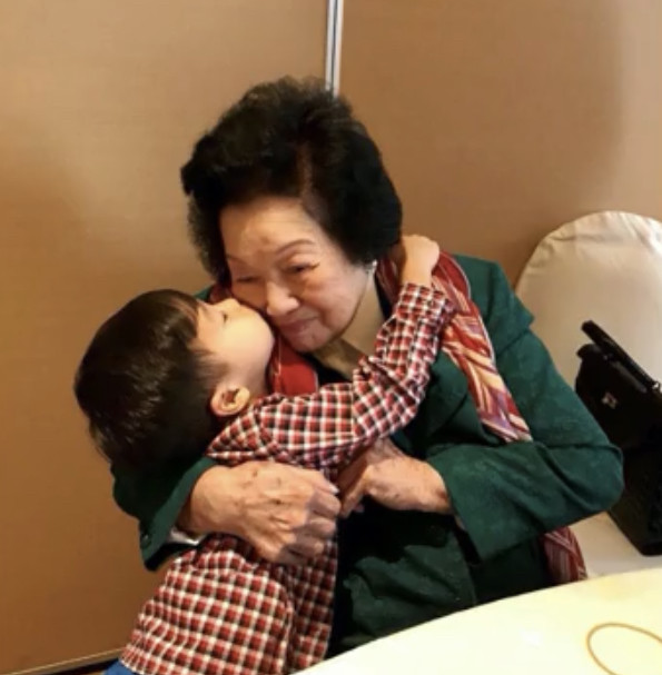 霍启刚抱女儿坐地铁感受生活，三岁霍中妍越长越美太像奶奶朱玲玲