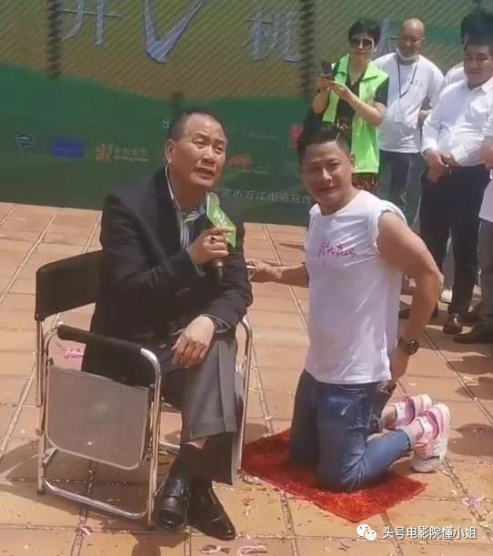 63岁万梓良收徒用钱敲头,做大哥人戏合一,改变周星驰林家栋命运