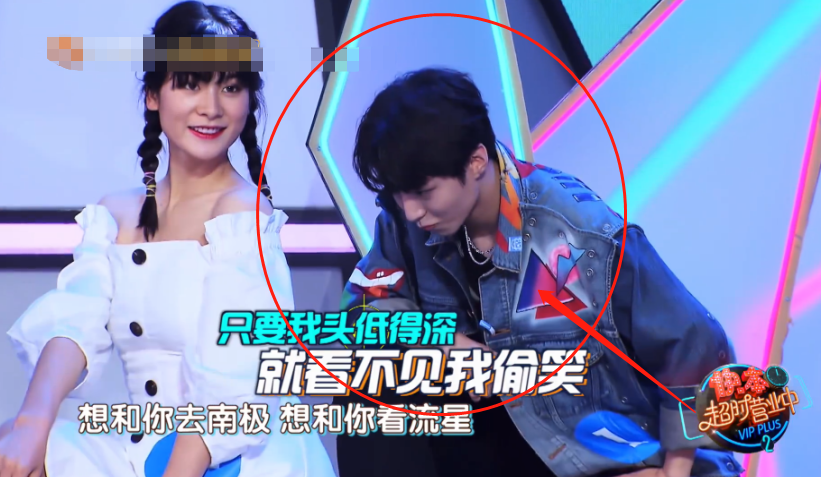 《快本》伴舞女孩穿短裙，当王俊凯下蹲时，谁