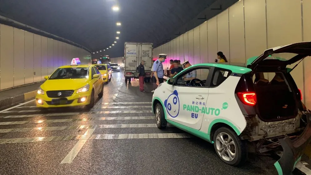 重庆|雨天路滑，隧道内，两车辆接连侧滑逆向熄火，这个路段应注意！