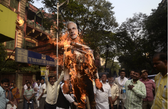 终于联起手来反抗了！印度政府行为触犯众怒，“莫迪”被当街焚毁