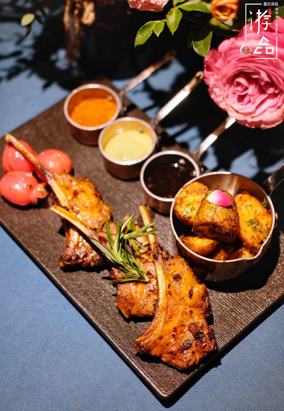 重庆鎏嘉码头的高级餐厅，羊排用老干妈调味，钱都花在环境上