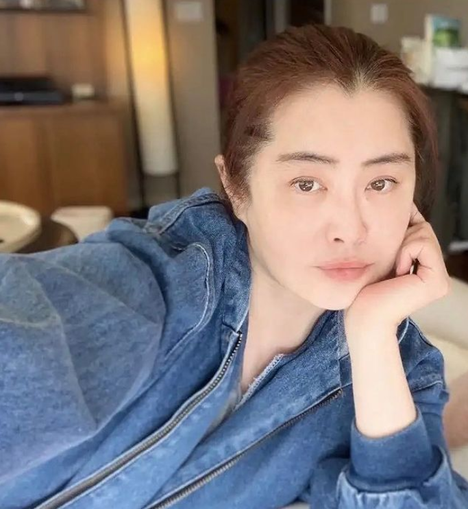 力破整容传闻，王祖贤晒近照被赞皮肤光滑白皙，53岁美貌如昔
