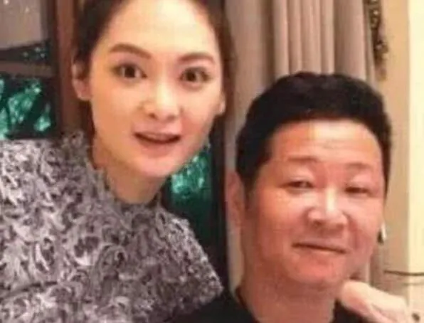 张国立带出来，小15岁的妻子是模特，为何回老家