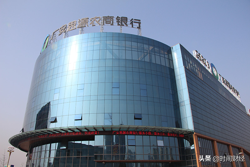 四川黑马富豪“未了局”：授意违规放贷117亿 半