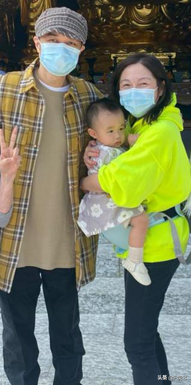 古巨基夫婦帶兒子出門郊遊兒子打扮得像小公主一樣可愛