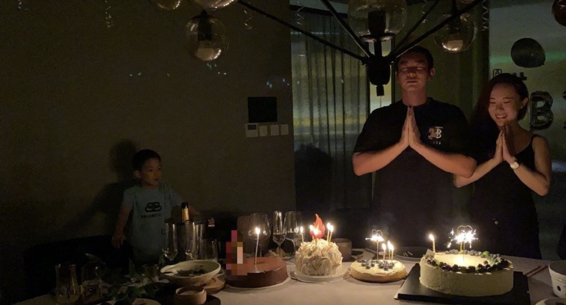 霍思燕晒照为7岁嗯哼庆生，一家三口亲吻、许愿，画面温馨