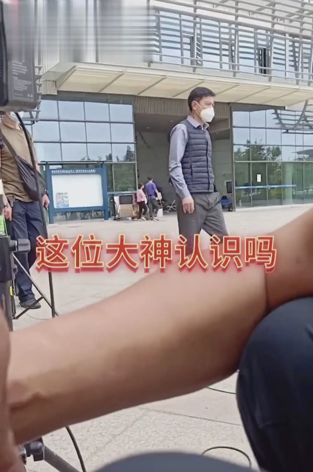 劉德華八歲女兒入院，由媽媽爺爺陪著檢查心臟，華仔暫未能返港