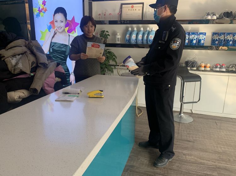 西安公安阎良分局凌云路派出所民警深入辖区企业单位宣传出入境法律法规