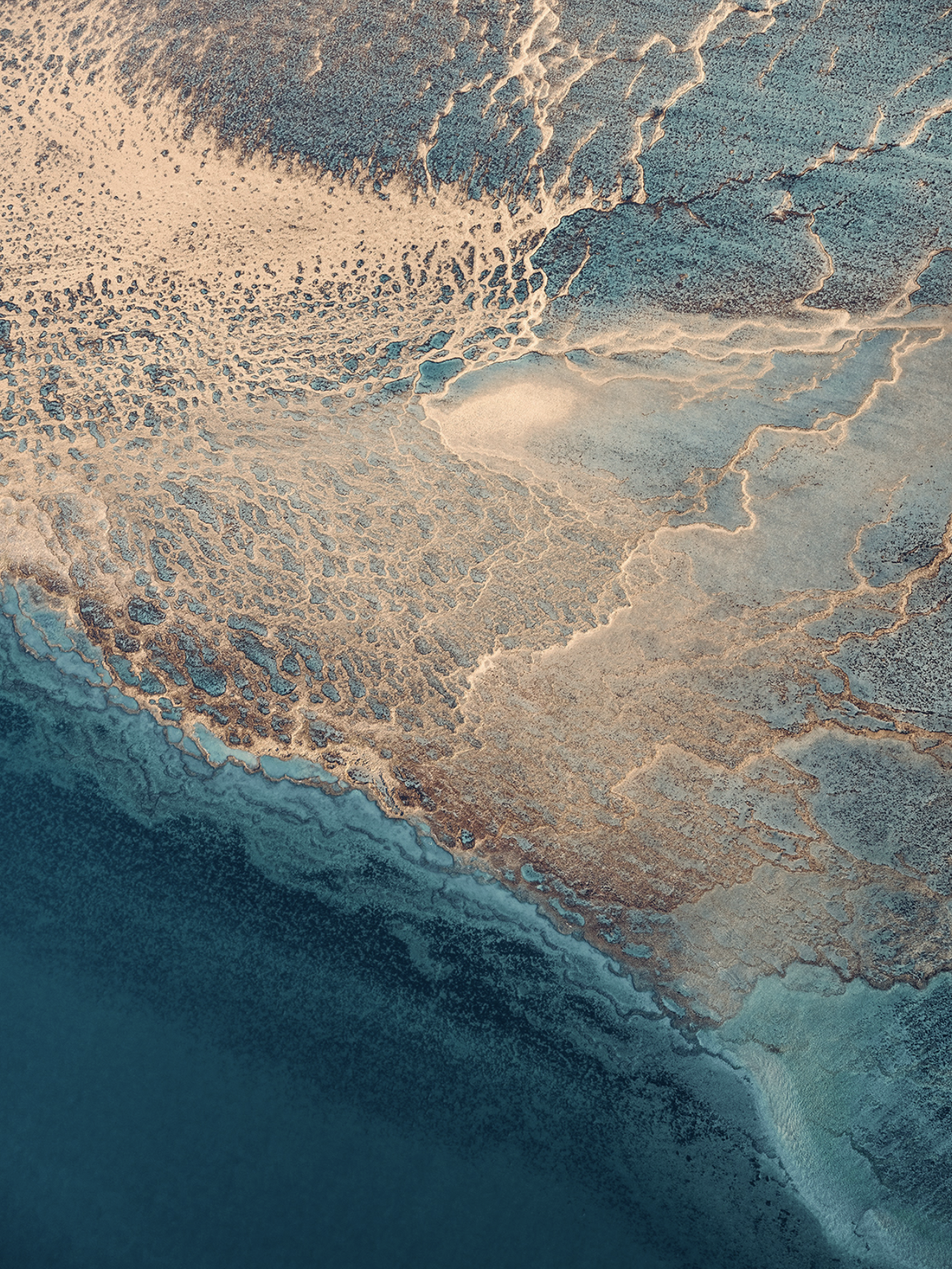 天然地貌视觉美学创意自然有很强的肌理塑造