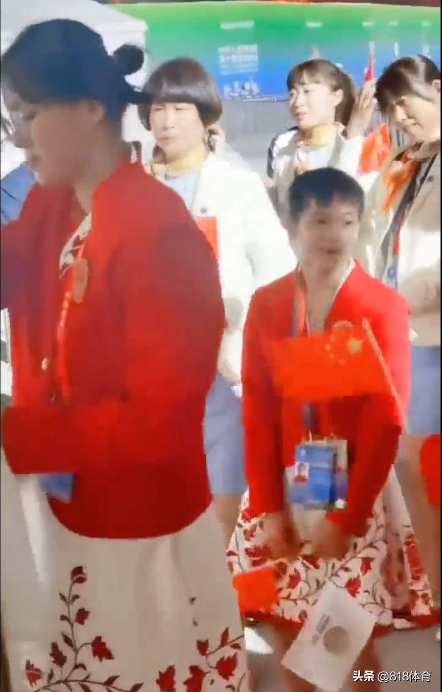 可爱!全红婵开幕式候场小姐姐喊:我妈妈可喜欢你了!红姐点头鞠躬