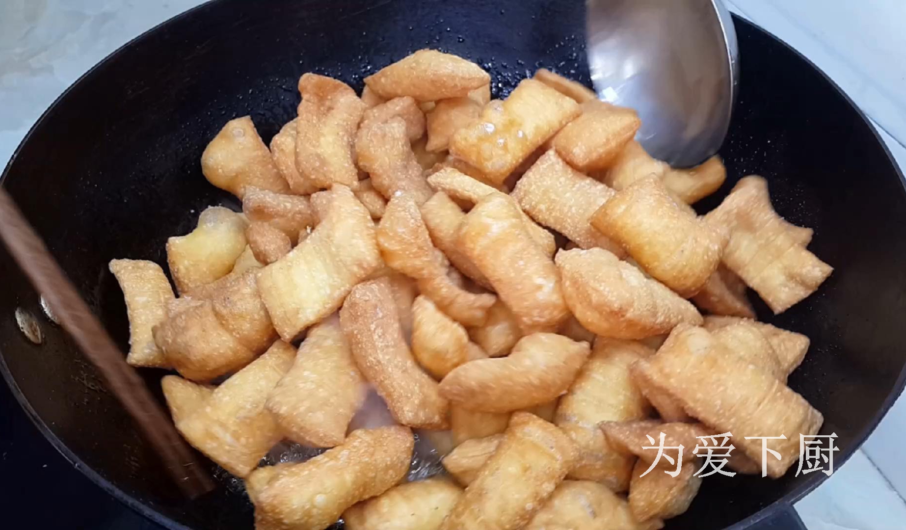油條這做法才好吃，鍋裡炒一炒，個個焦脆香甜，出鍋全家人都愛吃