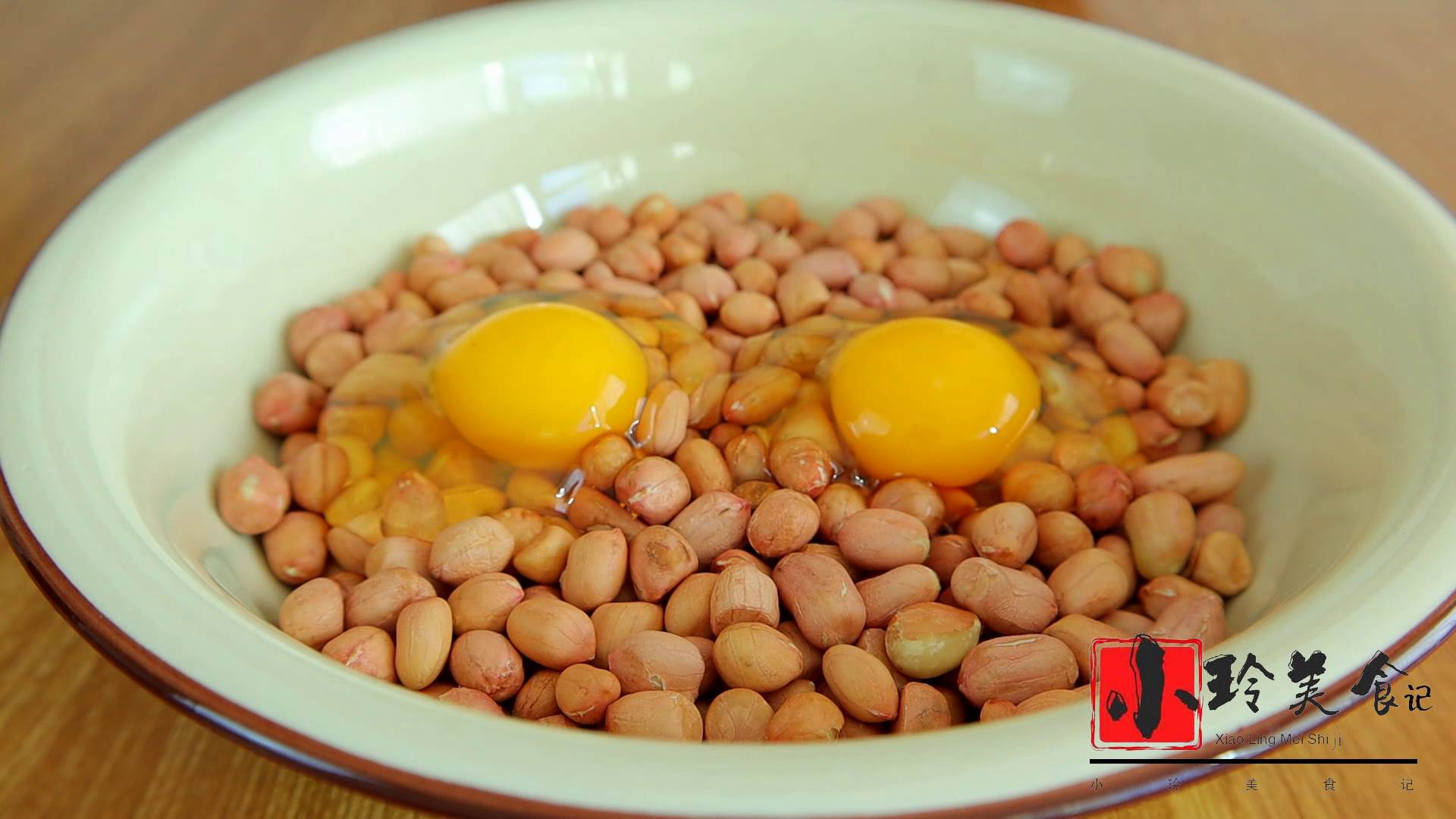 花生不油炸了，打入2個雞蛋，筷子一攪，咬一口嘎嘣脆，好吃上癮