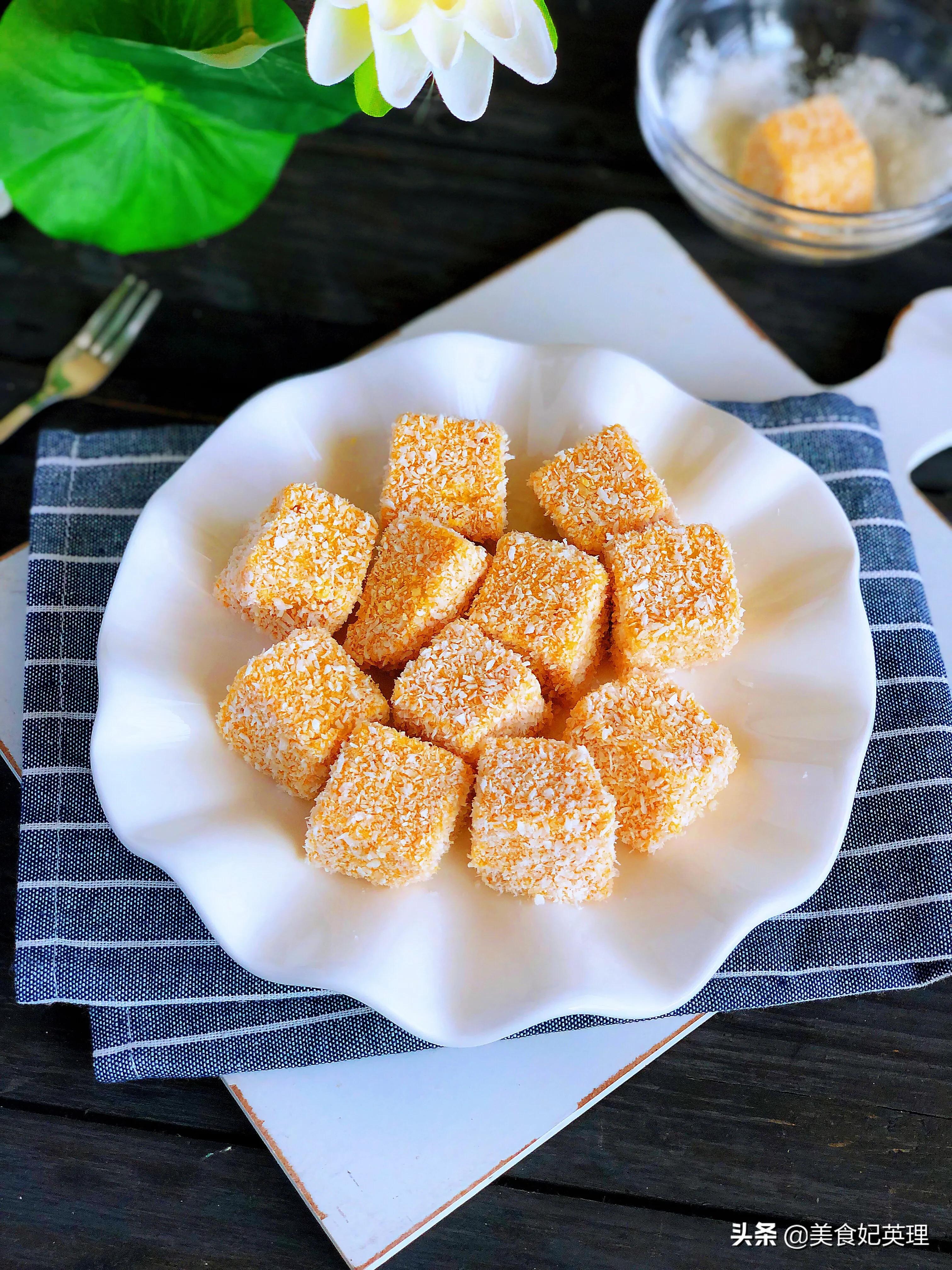 秋天就给孩子做这小零食，半块南瓜一杯牛奶，甜甜糯糯入口即化