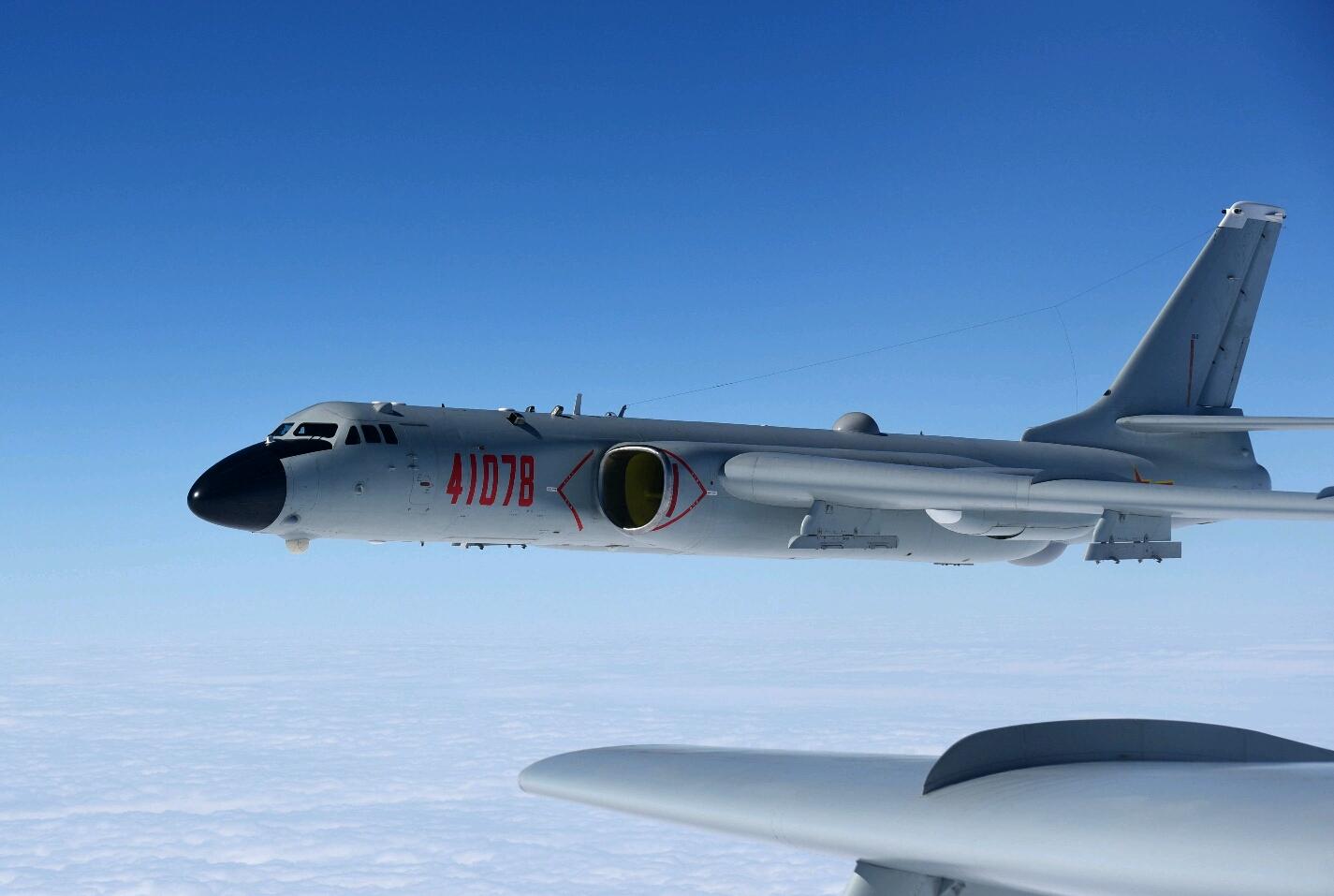 中国公开轰-6K发射巡航导弹，空中武控师的点穴神功有多厉害？