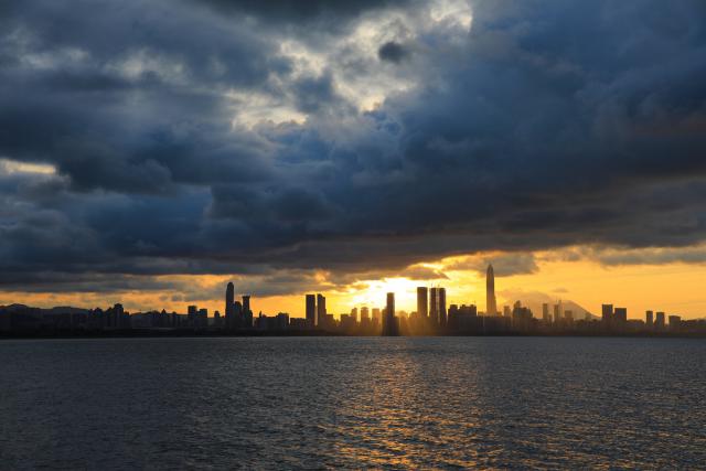 In Shenzhen this place looks sunrise, the United States must resemble a picture