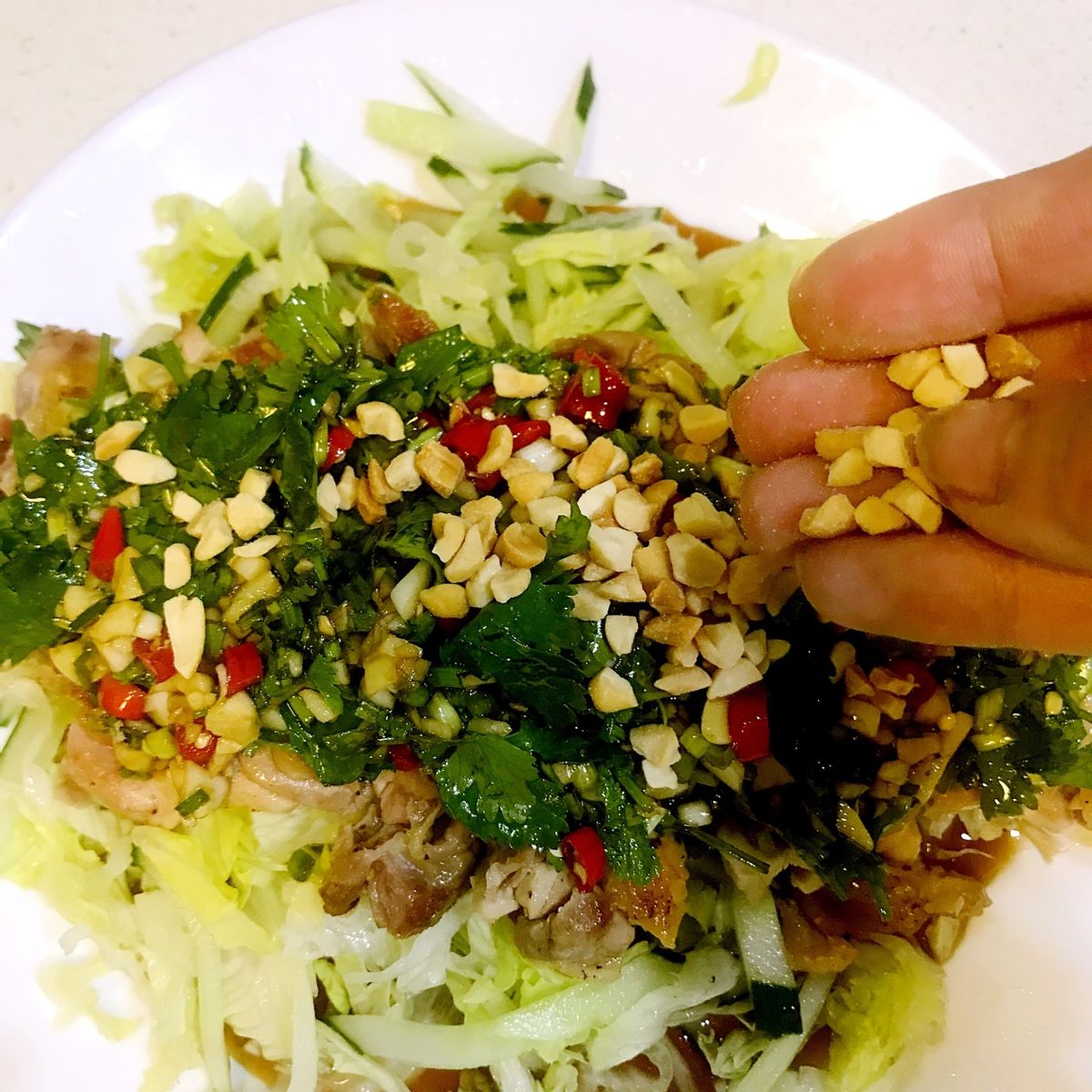 这是一道泰式菜，鸡肉搭配蔬菜，风味独特