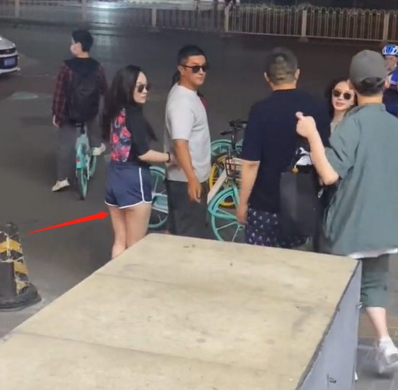 霍思燕与老公路边亲热互动！穿紧身短裤拉太高，秀一截白净大长腿